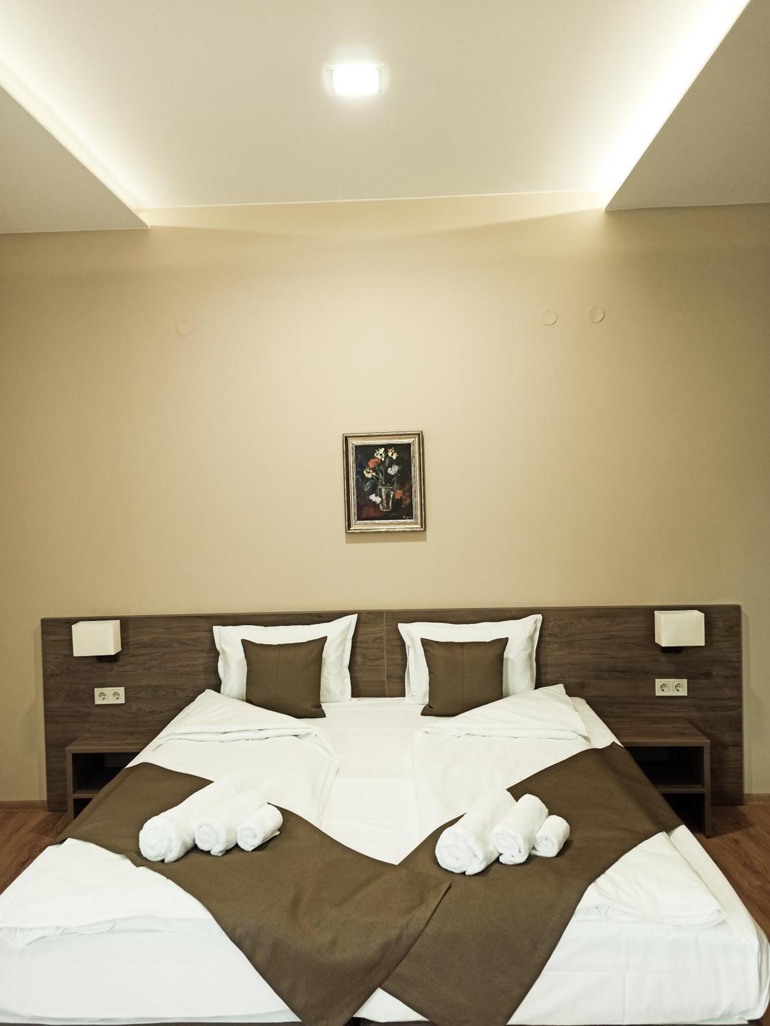Хотел Театъръ Hotel Pleven Exterior photo