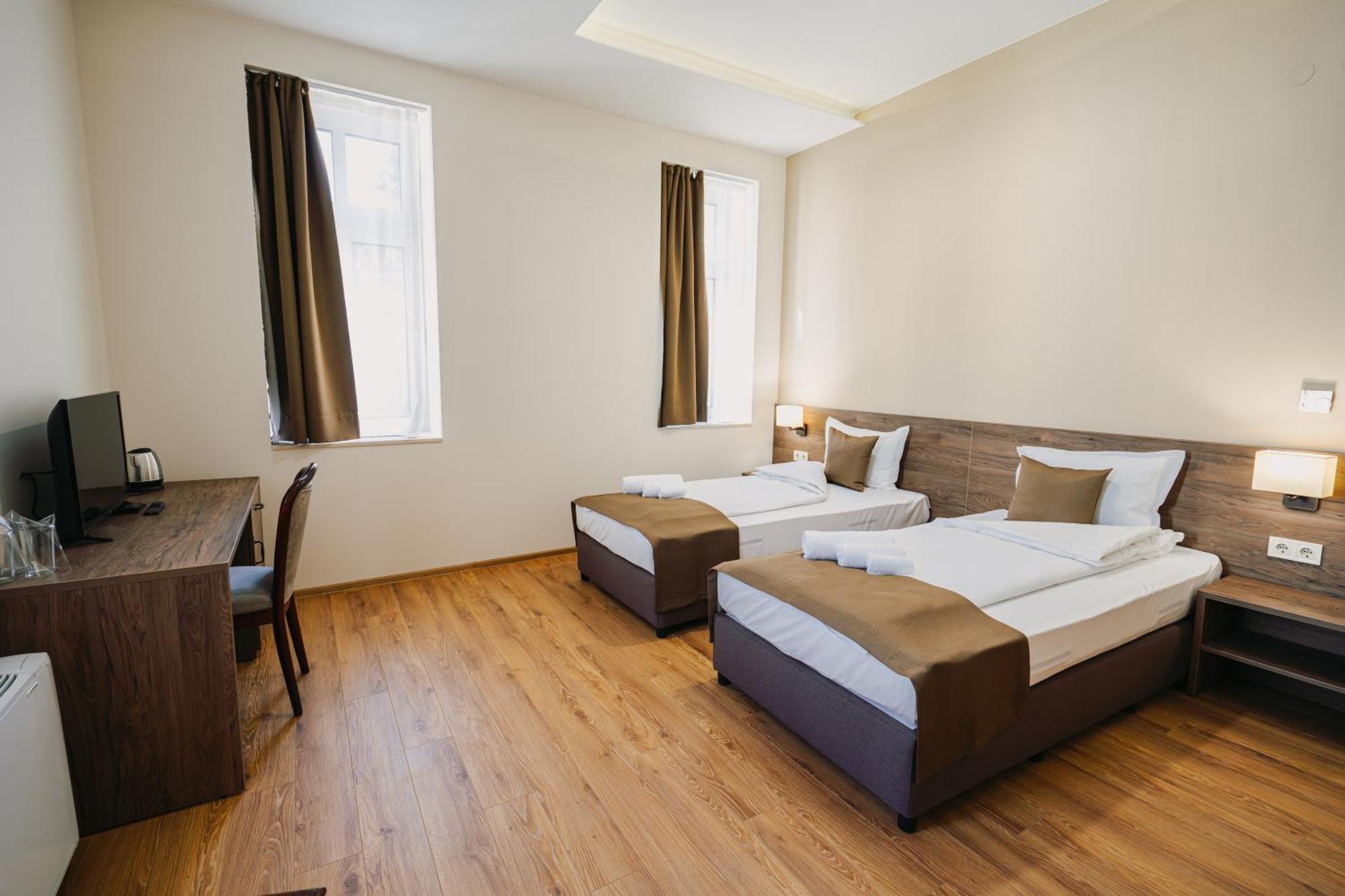 Хотел Театъръ Hotel Pleven Exterior photo